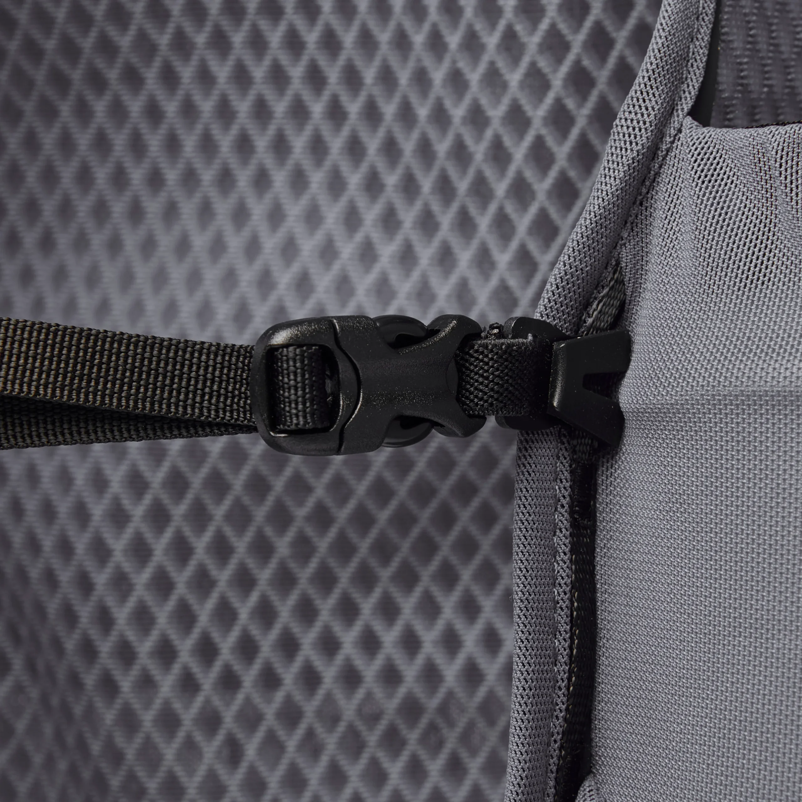 680030_0003_DISTANCE_4_HYDRATION_VEST_Carbon_03