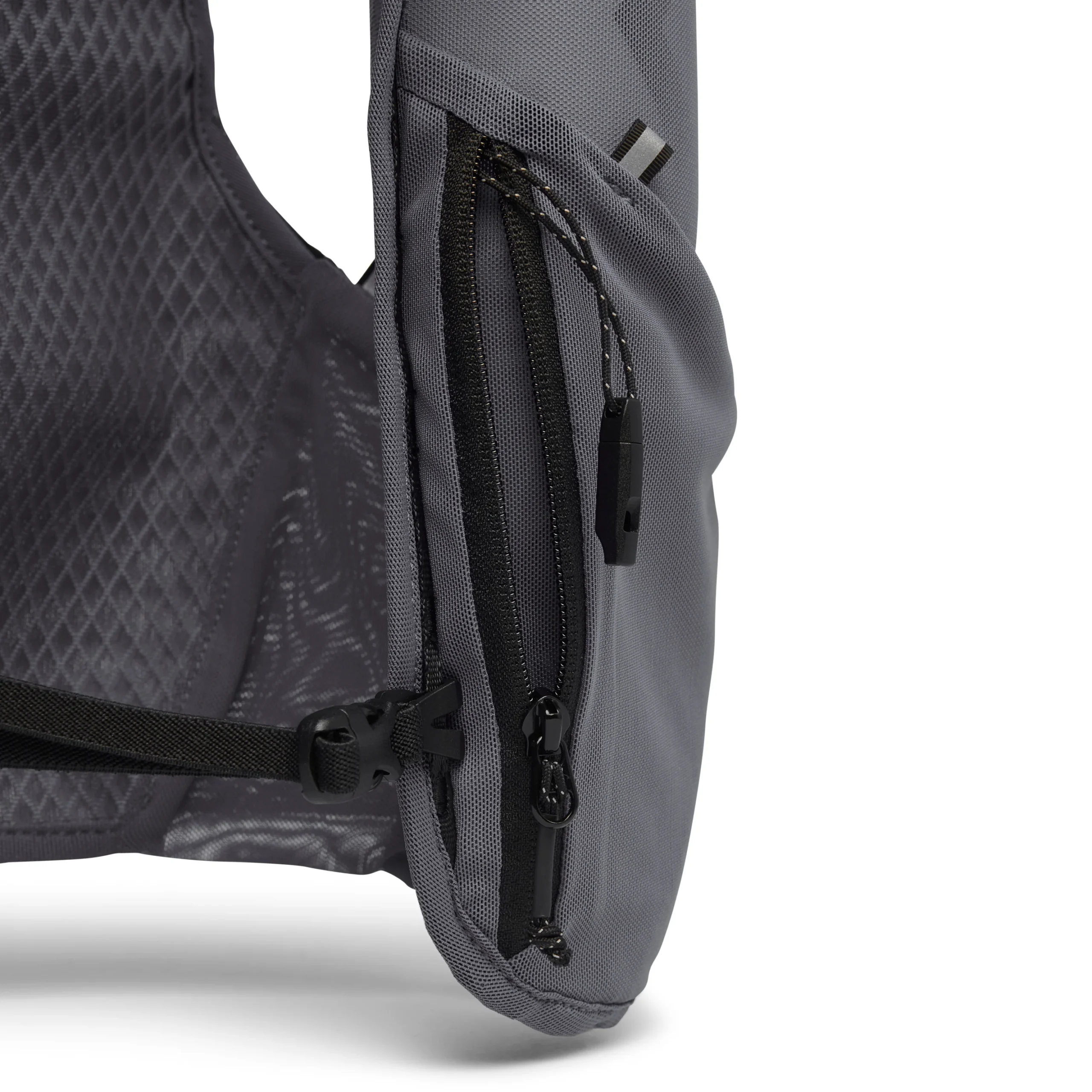 680030_0003_DISTANCE_4_HYDRATION_VEST_Carbon_07